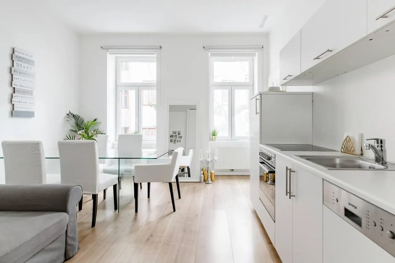 ⍟Luxurious And Bright⍟ 5 Min Walk To City Center Apartment Vienna 0*,  Austria